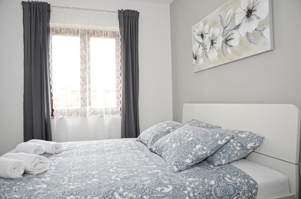 Family Friendly Apartments With A Swimming Pool Povljana, Pag - 244 מראה חיצוני תמונה
